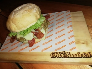 HAMBURGUESA DE LA CASA