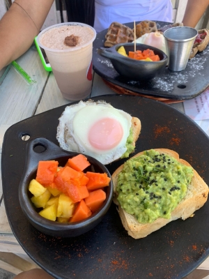 TOSTADA SALADA CON AGUACATE Y HUEVO